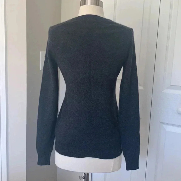 Lord & Taylor charcoal Gray cashmere V-neck sweater - Picture 2 of 7